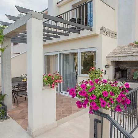 Apartman With A Swimming Pool Sutivan, Brac - 16235 *